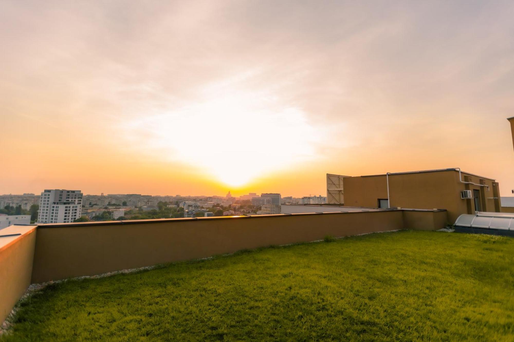 Sunset Apartment - Central Apt With Rooftop Garden Bucarest Exterior foto